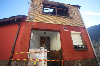 Incendio en una vivienda en Valseco. ANA F. BARREDO