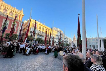 Los pendones leoneses tremolaron, con la Giralda al fondo. DL