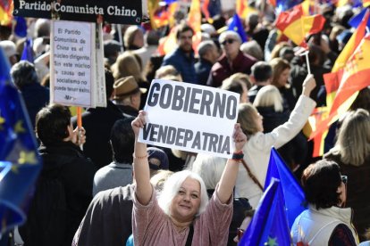 Miles de manifestantes se congregan en la plaza de España donde el Partido Popular ha convocado para este domingo una concentración en contra de la amnistía. VÍCTOR LERENA