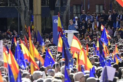 El líder del Partido Popular, Alberto Núñez Feijóo, interviene durante la concentración convocada por el Partido Popular. EFE