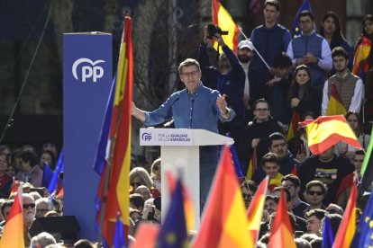 El líder del Partido Popular, Alberto Núñez Feijóo, interviene durante la concentración convocada por el Partido Popular. EFE