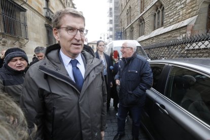 El líder del PP, Alberto Núñez Feijóo, participa en León en un coloquio sobre educación. RAMIRO