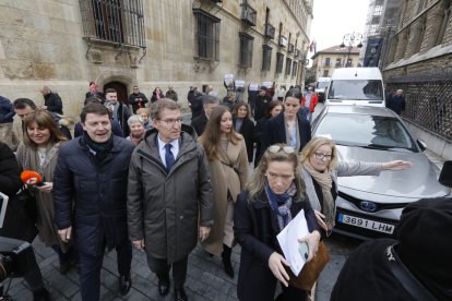 El líder del PP, Alberto Núñez Feijóo, participa en León en un coloquio sobre educación. RAMIRO