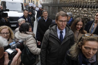 El líder del PP, Alberto Núñez Feijóo, participa en León en un coloquio sobre educación. RAMIRO