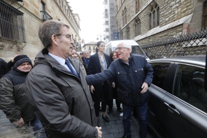 El líder del PP, Alberto Núñez Feijóo, participa en León en un coloquio sobre educación. RAMIRO