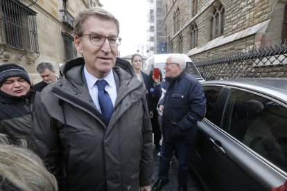 El líder del PP, Alberto Núñez Feijóo, participa en León en un coloquio sobre educación. RAMIRO