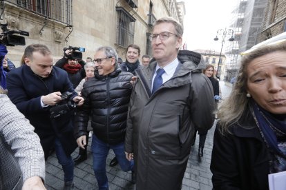 El líder del PP, Alberto Núñez Feijóo, participa en León en un coloquio sobre educación. RAMIRO