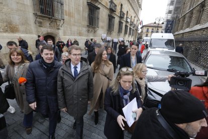 El líder del PP, Alberto Núñez Feijóo, participa en León en un coloquio sobre educación. RAMIRO