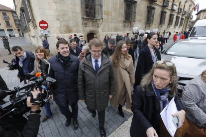 El líder del PP, Alberto Núñez Feijóo, participa en León en un coloquio sobre educación. RAMIRO