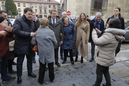 El líder del PP, Alberto Núñez Feijóo, participa en León en un coloquio sobre educación. RAMIRO