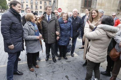 El líder del PP, Alberto Núñez Feijóo, participa en León en un coloquio sobre educación. RAMIRO
