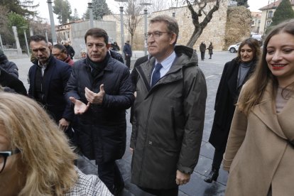El líder del PP, Alberto Núñez Feijóo, participa en León en un coloquio sobre educación. RAMIRO