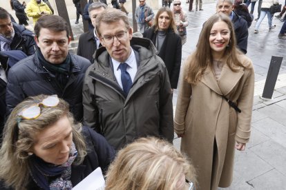 El líder del PP, Alberto Núñez Feijóo, participa en León en un coloquio sobre educación. RAMIRO