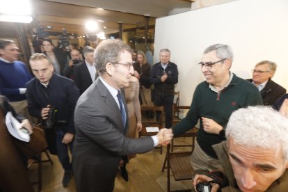 El líder del PP, Alberto Núñez Feijóo, participa en León en un coloquio sobre educación. RAMIRO