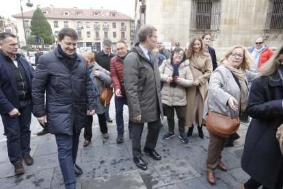 El líder del PP, Alberto Núñez Feijóo, participa en León en un coloquio sobre educación. RAMIRO