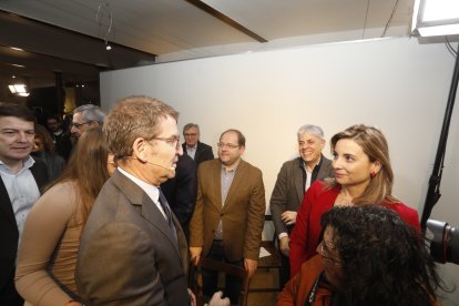 El líder del PP, Alberto Núñez Feijóo, participa en León en un coloquio sobre educación. RAMIRO