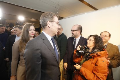 El líder del PP, Alberto Núñez Feijóo, participa en León en un coloquio sobre educación. RAMIRO
