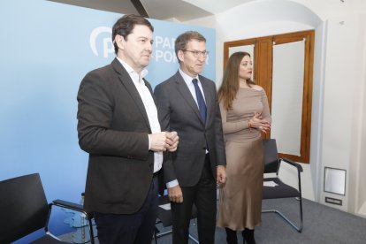 El líder del PP, Alberto Núñez Feijóo, participa en León en un coloquio sobre educación. RAMIRO