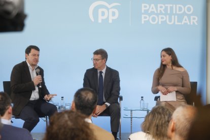 El líder del PP, Alberto Núñez Feijóo, participa en León en un coloquio sobre educación. RAMIRO