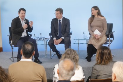 El líder del PP, Alberto Núñez Feijóo, participa en León en un coloquio sobre educación. RAMIRO