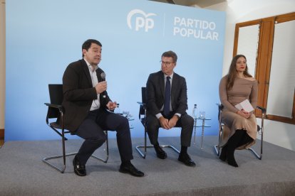 El líder del PP, Alberto Núñez Feijóo, participa en León en un coloquio sobre educación. RAMIRO