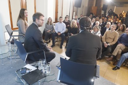 El líder del PP, Alberto Núñez Feijóo, participa en León en un coloquio sobre educación. RAMIRO