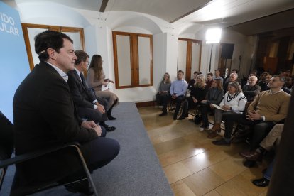 El líder del PP, Alberto Núñez Feijóo, participa en León en un coloquio sobre educación. RAMIRO