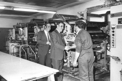 Rodríguez Sahagún, ministro del Ejército, saludando a Manuel Herrero, trabajador de la rotativa, en presencia de Ángel Panero, presidente del Diario de León, durante su visita al periódico en la calle Pablo Flórez