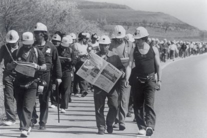 Diario de León ha permanecido fiel a los acontecimientos más decisivos de la provincia. En la foto, un minero de la llamada Marcha Negra, por la defensa de la minería leonesa, se mantiene informado