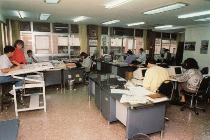 En 1984 se sustituyó la cabecera por la actual letra gótica Diario de León. El impulso supuso también un aumento importante de la paginación, de 24 páginas a 40 páginas, todo ello sin incrementar la plantilla