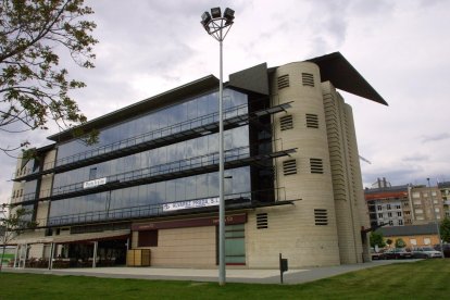 En el año 1993 nace la Edición Bierzo, con portada propia y más páginas de información dedicadas a esta comarca. En la imágen, la actual sede donde se realiza la edición berciana, en el edificio Minero