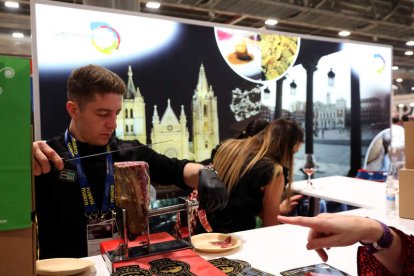 La DO León, que contó ayer con una segunda cata en la que exhibir us propuesta etnoturística, y cocholates Santocildes se exhibieron ayer en Ifema.  BENITO ORDÓÑEZ