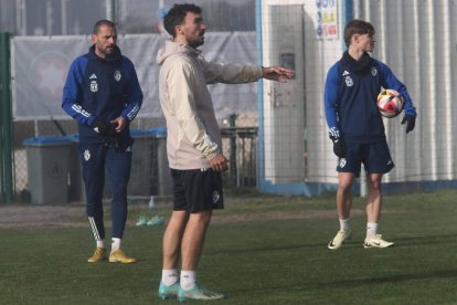 Yuri y Josep Cerdà trabajaron ayer con el readaptador, al margen del trabajo del grupo. L. DE LA MATA