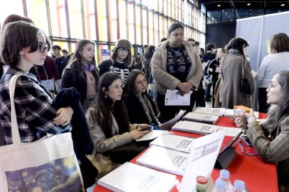 Un grupo pide información. MARÍA FUENTES