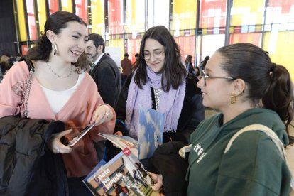 Un grupo pide información. MARÍA FUENTES