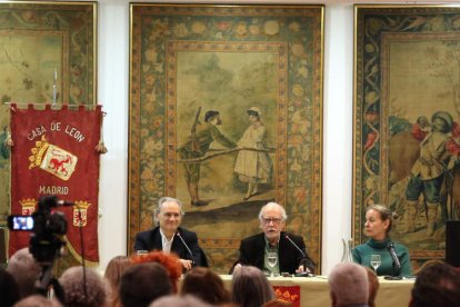 Alfredo Álvarez (Sariegos, 1957) es profesor titular de la Universidad de Alcalá. En la imagen de abajo, durante la presentación del libro este pasado miércoles en la Casa de León en Madrid junto a José María Merino y Belén Molleda.