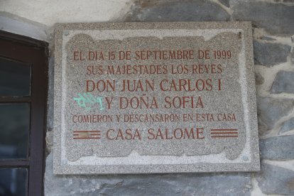 Una placa recuerda la visita real.
