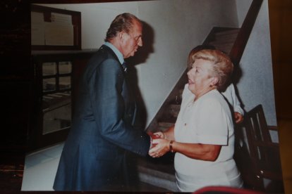 Salomé rompió el protocolo durante la visita real, le cogió la mano al rey y se la besó.