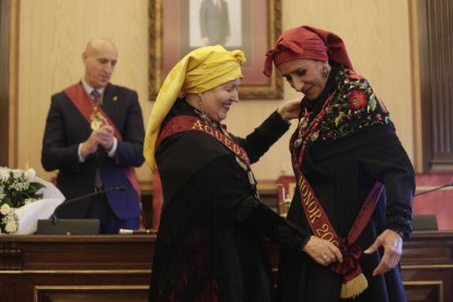 La Águeda Mayor, María Dolores Sánchez, impone la banda de Águeda de Honor a Lourdes Ramírez.