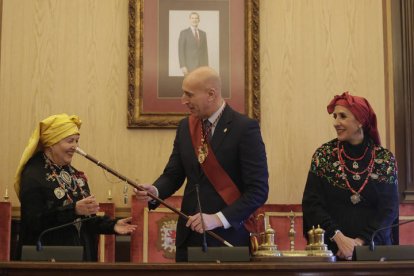 El alcalde de León, José Antonio Diez, entrega el bastón de mando a la Águeda Mayor, María Dolores Sánchez, en presencia de la Águeda de Honor.