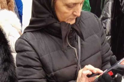 Algunos puestos del Rastro están al día en las nuevas formas de pago. P.I.