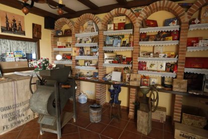 Expositor de Peñín Chocolateir con productos e historia.
