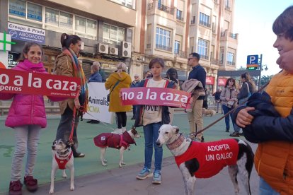 Protesta en León para acabar con la caza con perros