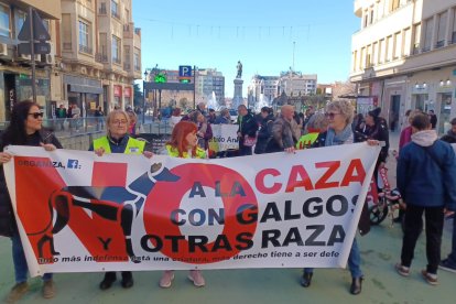 Protesta en León para acabar con la caza con perros