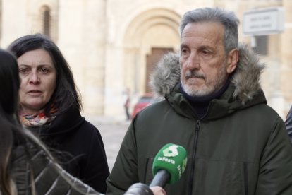 Pedro Muñoz, interpelado por la prensa a su llegada a la Audiencia Provincial.