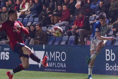 Este centro-chut de Nil supuso el gol del triunfo en Tajonar. EDU SANZ