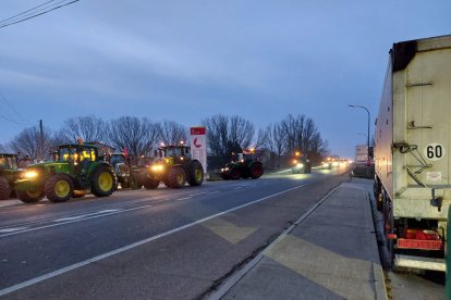 Los tractores atraviesan la N-601