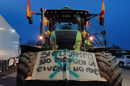 Los tractores atraviesan la N-601