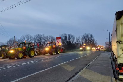 Los tractores atraviesan la N-601