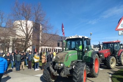 Tractores abadonando el aparcamiento de la Junta.